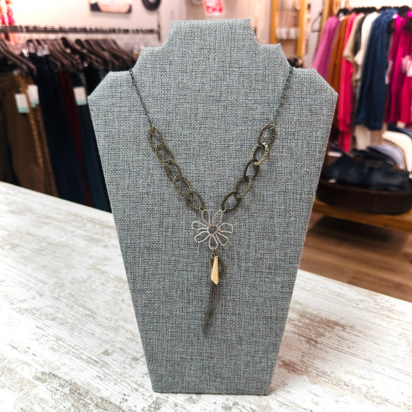 Lost & Found Trading Co Daisy Necklace